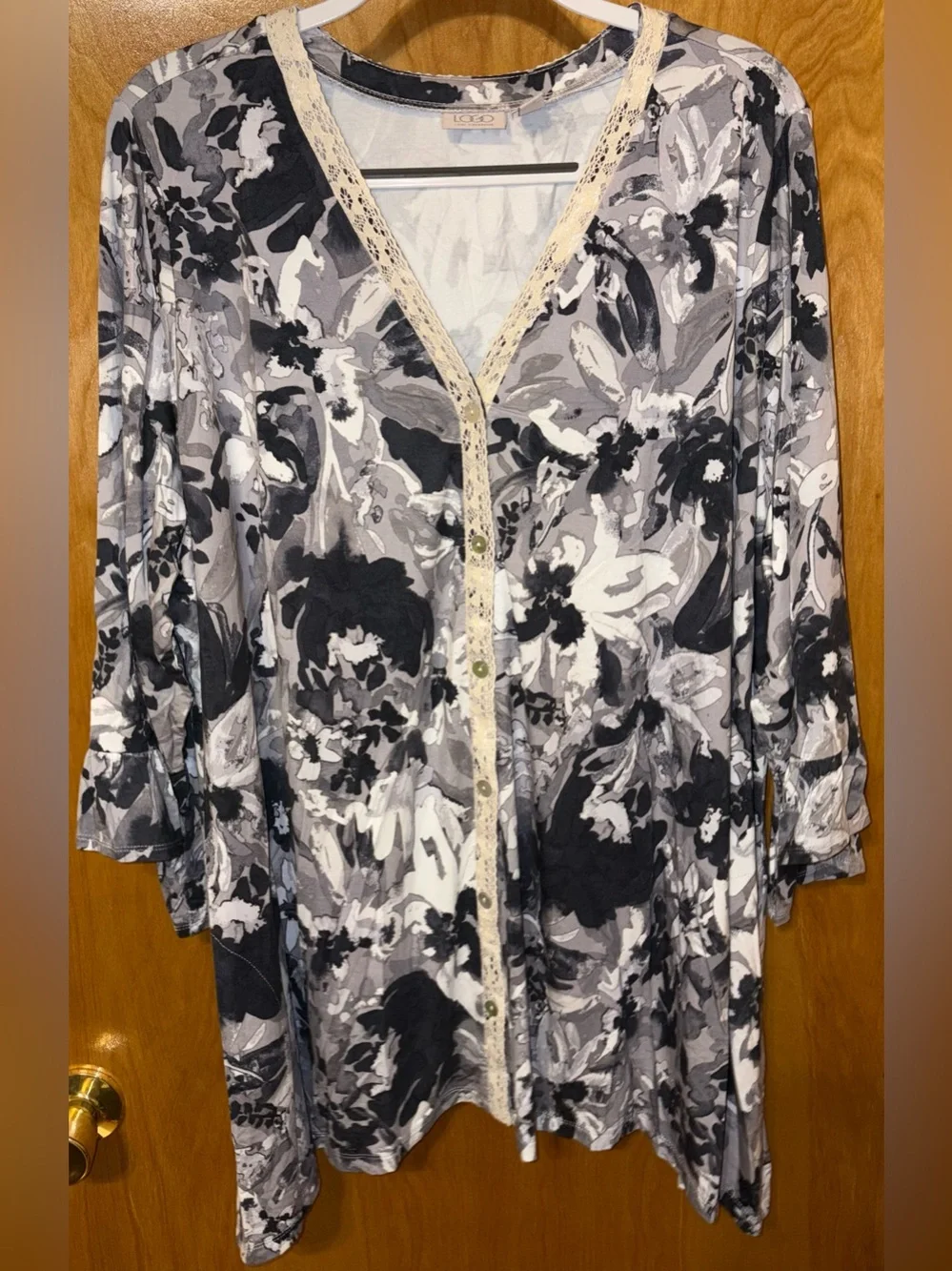 LOGO by Lori Goldstein ‘neutral’ printed Rayon 230 knit cardigan with trim 3X